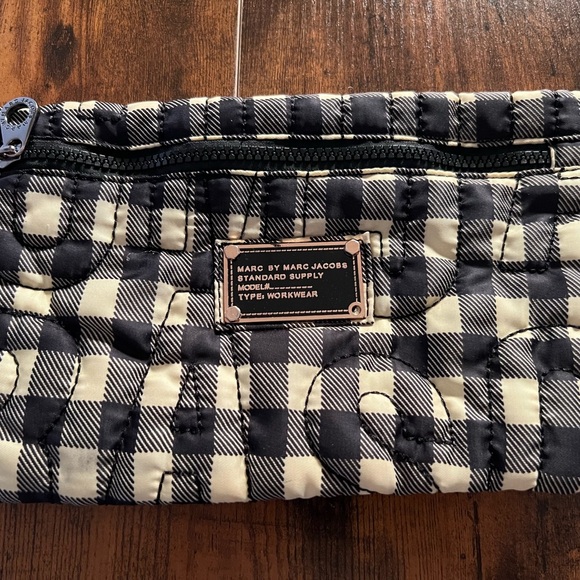 MARC JACOBS CLASSIC QUITTED CLUTCH - Picture 1 of 8
